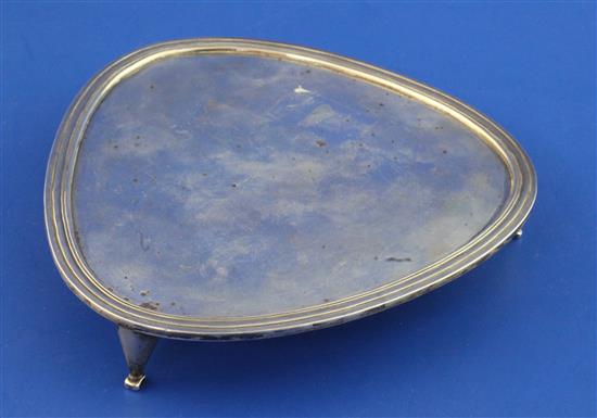 A 1960s silver triangular coffee pot stand, 7.5 oz.